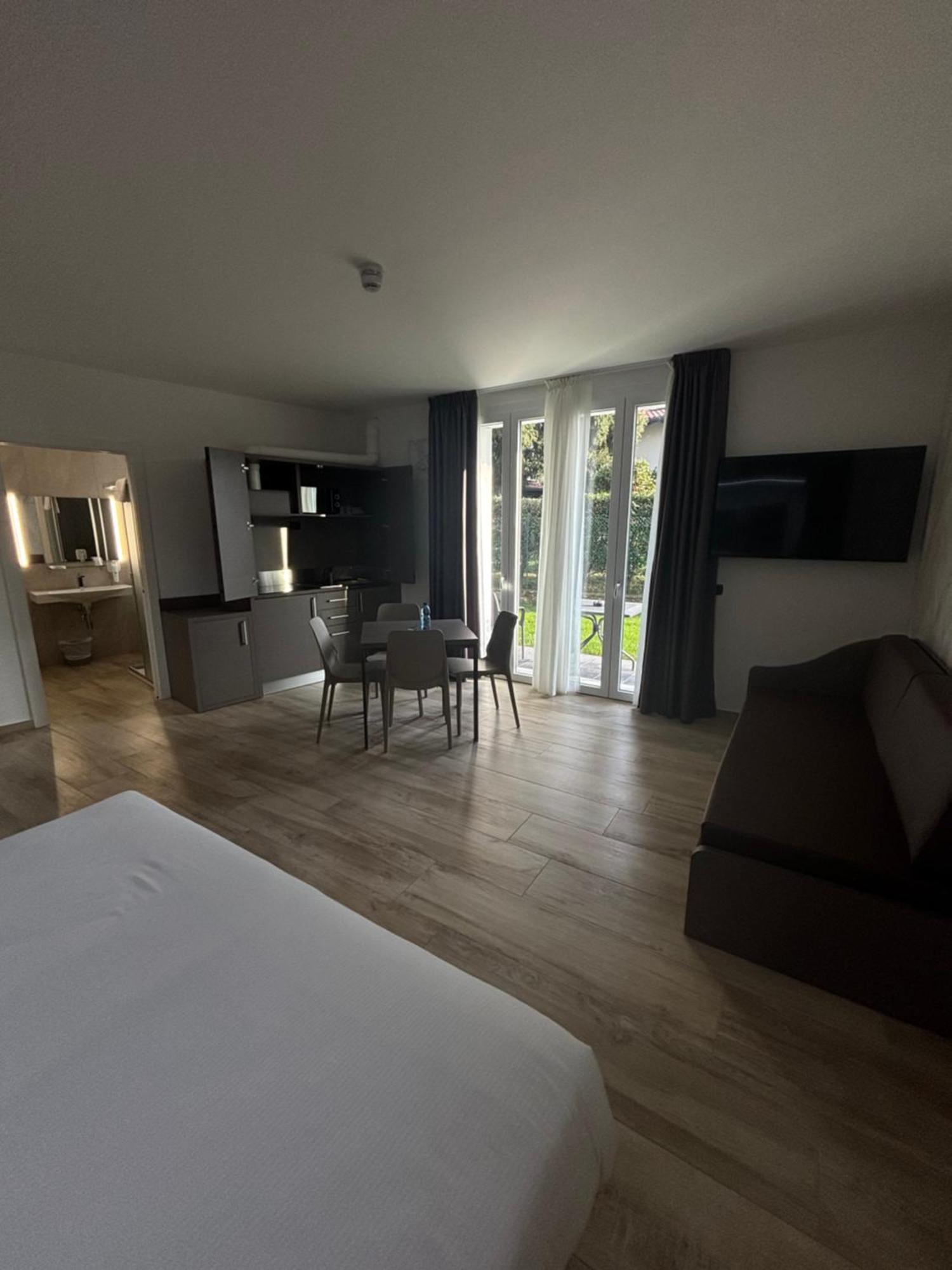 Bis Hotel Varese Bagian luar foto