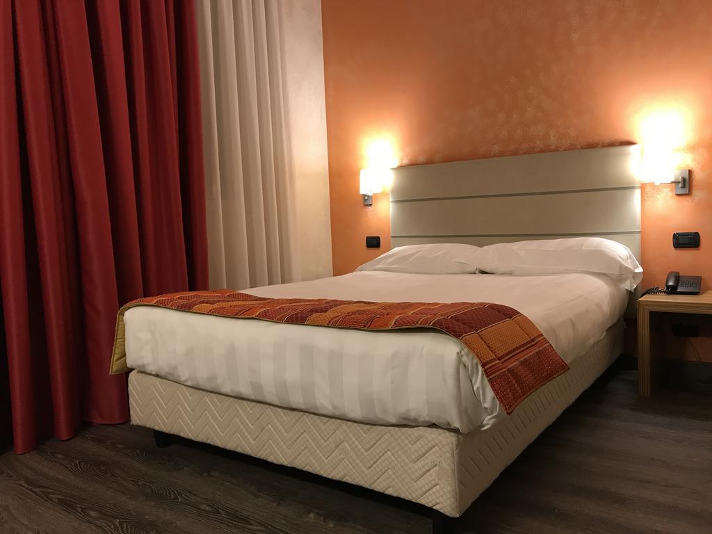 Bis Hotel Varese Bagian luar foto