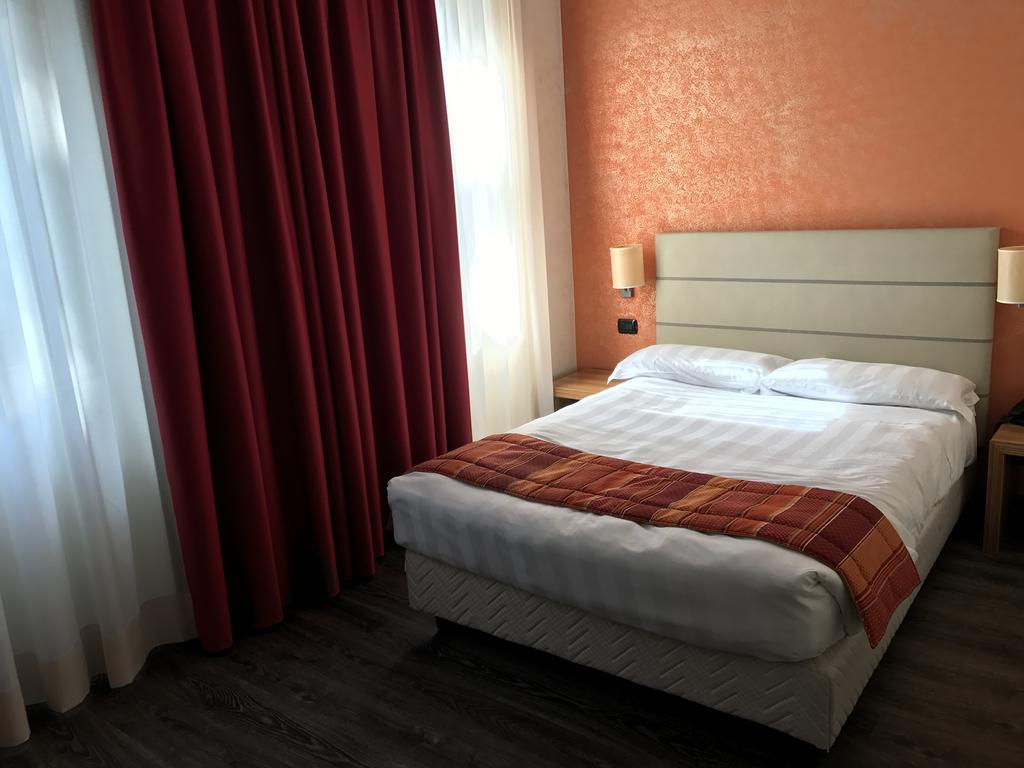 Bis Hotel Varese Bagian luar foto